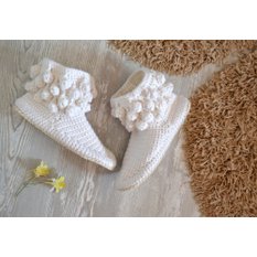 Вязаные домашние сапожки с шишечками