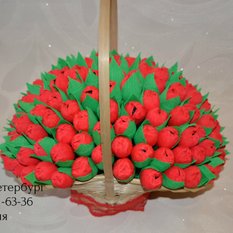 Большая корзина с тюльпанами