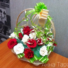 Корзина с цветами Цветы с конфетами
