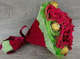 Букет роз из конфет. Часть 3: сборка и декор