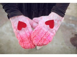 Теплые варежки с сердечками