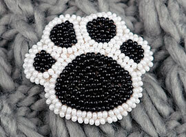 Брошь из бисера Собачья лапка