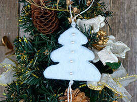 Елочка из фетра с бусинами