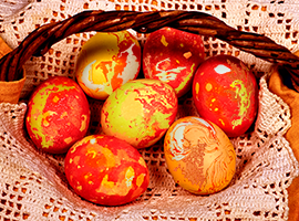 Красим яйца воском