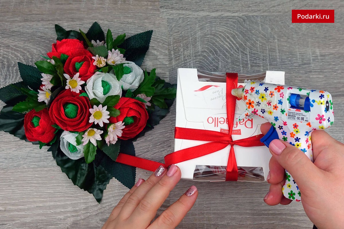 Как украсить коробку конфет цветами из гофрированной бумаги: мастер-класс с фото - aerobic76.ru