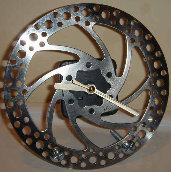 Часы из старых тормозных дисков