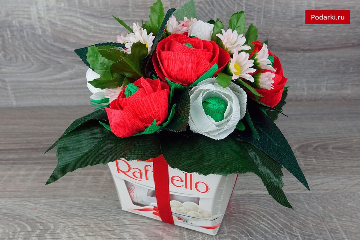 Букет из конфет Raffaello и цветов в кружке
