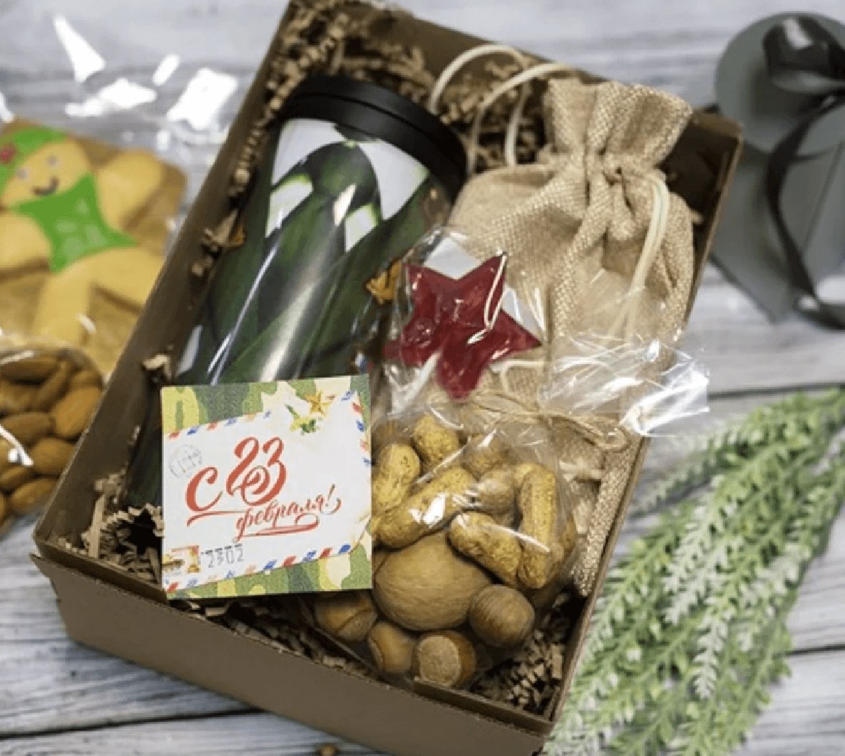Коробка-пакет с окошком подарочная с чаем, печеньем и шоколадом на 23 февраля