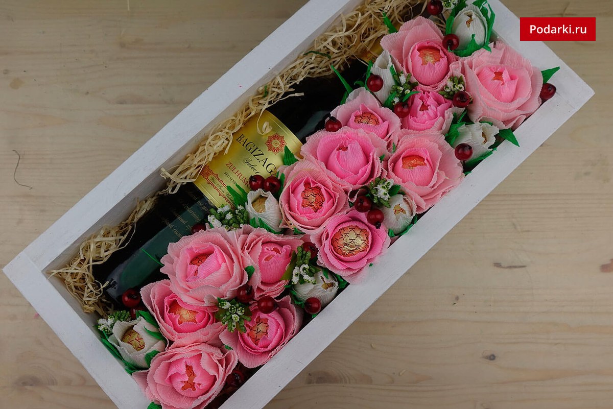 Вино в коробке с цветами из конфет