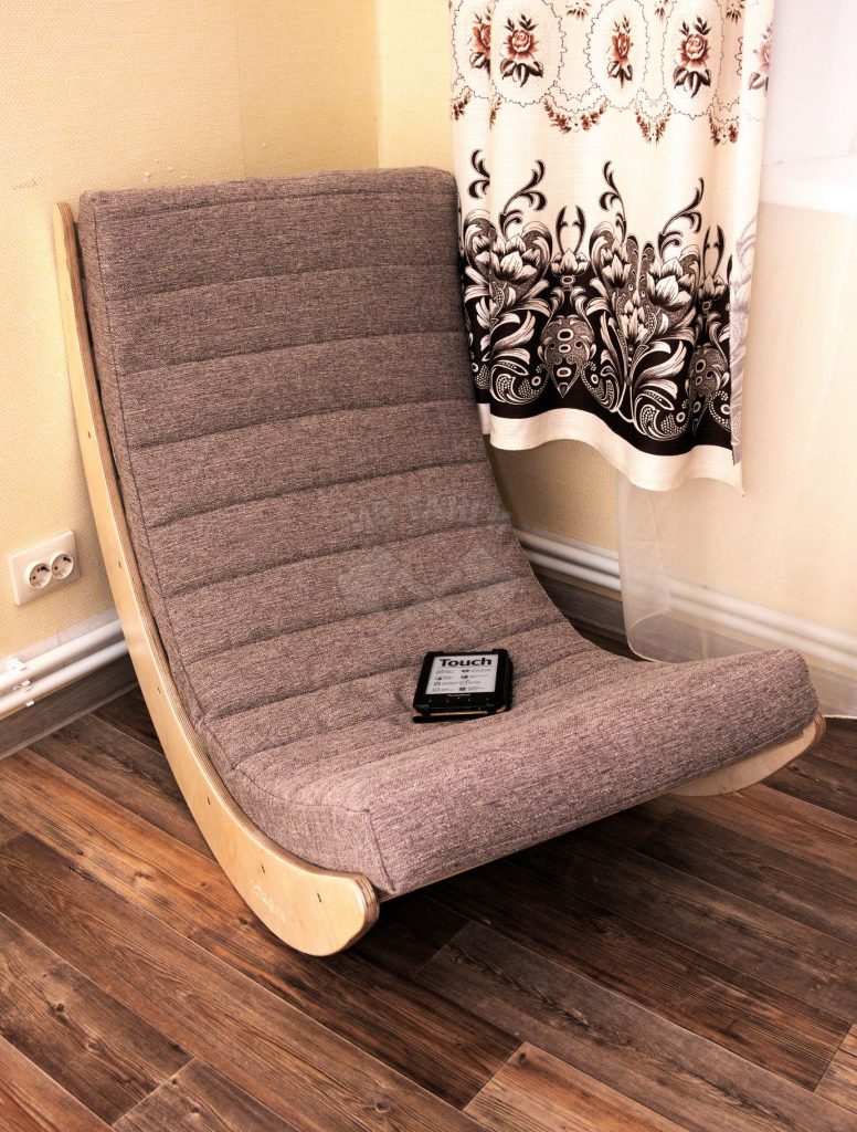 Кресло-качалка с тканевым матрасом