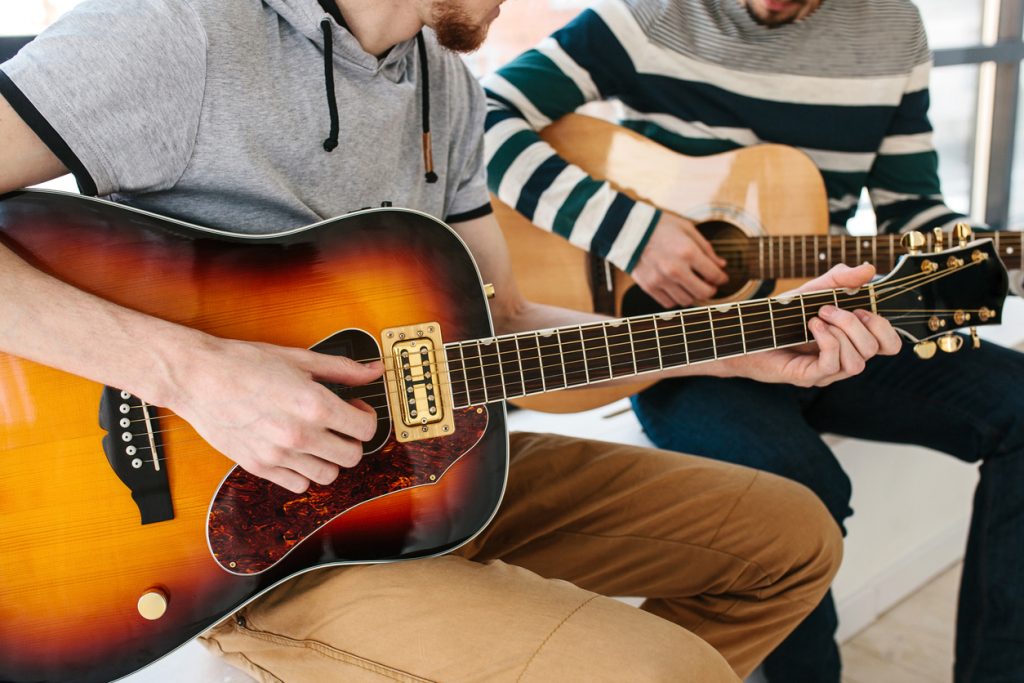 индивидуальные занятия по игре на гитаре